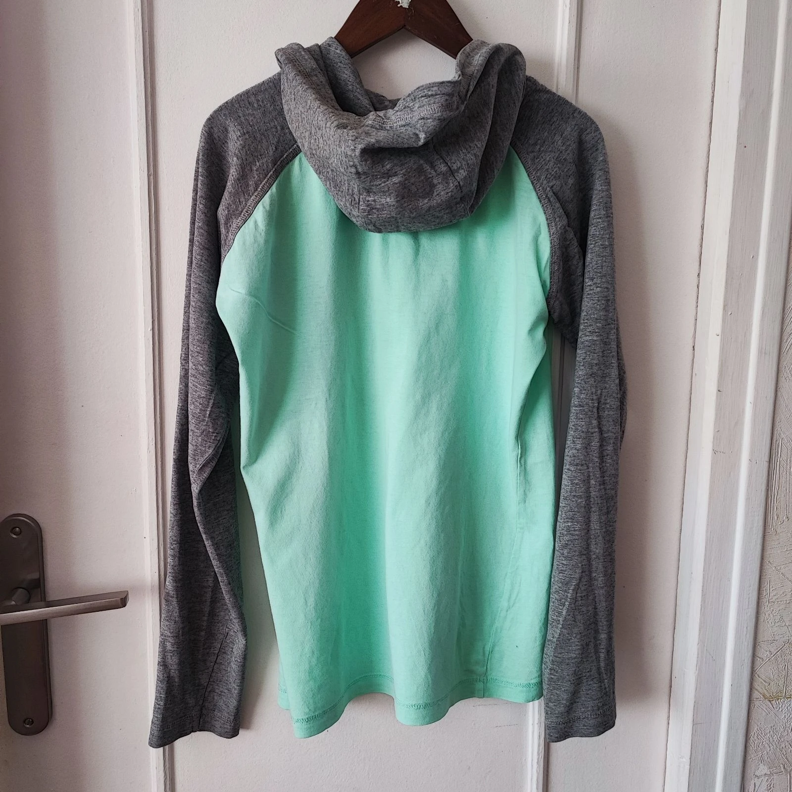 T-shirt haut manches longues avec capuche  – photo 4